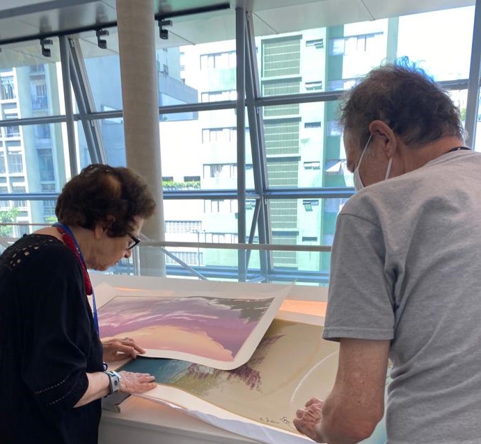 SP - artista plástico Benjamin Rothstein, Ruth Taransantchi, diretora do Museu Judaico SP  e as obras doadas