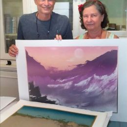 Rio de Janeiro 16 março 2022 - Noni entrega para Benjamin Rothstein as gravuras para o Museu Judaico SP