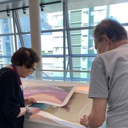 SP - artista plástico Benjamin Rothstein, Ruth Taransantchi, diretora do Museu Judaico SP  e as obras doadas