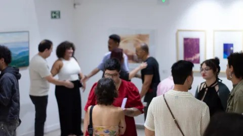 Ao fundo, obras de Fayga Ostrower