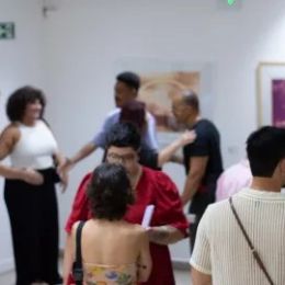 Ao fundo, obras de Fayga Ostrower
