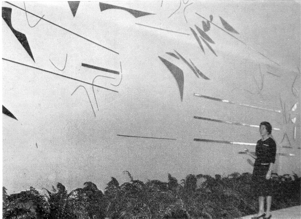 fayga em frente ao mural da hebraica rio de janeiro inaugurado em 19 de maio de 1962