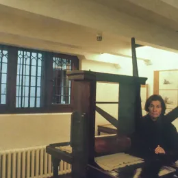 Fayga na casa de Rembrandt, Holanda, 1970. Acervo Instituto Fayga Ostrower)