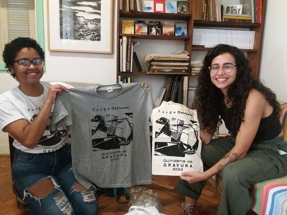 Bianca e Ana Clara e os produtos com obra de Fayga, produzidos para a Quinzena da Gravura 2022, EBA/UFRJ