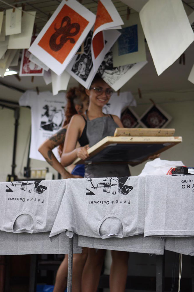 As camisetas e eco-bags foram produzidas uma a uma. Na foto, Ana Clara Lemos