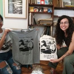 Bianca e Ana Clara e os produtos com obra de Fayga, produzidos para a Quinzena da Gravura 2022, EBA/UFRJ