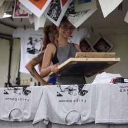 As camisetas e eco-bags foram produzidas uma a uma. Na foto, Ana Clara Lemos