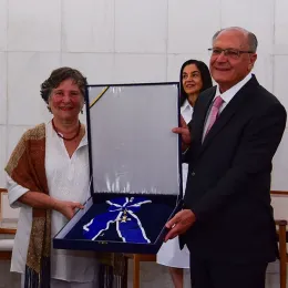 Noni Ostrower recebe a condecoração das mãos do vice-presidente Geraldo Alckmin