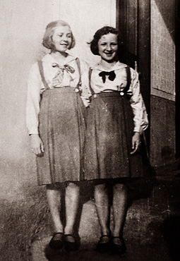 Fayga e sua irmã Rachel em uniforme escolar, Brasil.