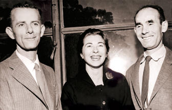 Entre Franz Weissmann e Franz Krajcberg, durante a entrega dos prêmios nacionais de gravura, escultura e pintura da Bienal de São Paulo, 1957.