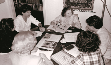 Grupo reunido para discutir o livro A sensibilidade do intelecto. Em sentido horário, a partir de Fayga: Roberto Santoro de Almeida, psiquiatra e musicólogo; Gilda Salem Szklo, professora de literatura brasileira e francesa; Isabel Gurgel Valente, psicanalista; Lilia Sampaio, pintora e professora de educação artística; Luiz Alberto Oliveira, físico nuclear, cosmólogo e filósofo. Rio de Janeiro, 1997.