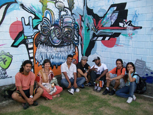 Noni e o grupo de grafiteiros Noni e o grupo de grafiteiros