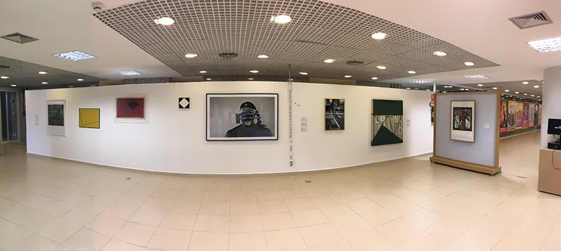 Exposição Arte Imprópria com a gravura vermelha de Fayga à esquerda