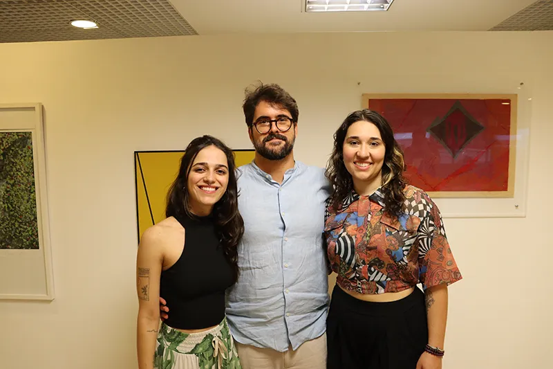 Os curadores Gabriel Zacarias, Amanda Miranda e Laura Manganote