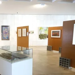 Na vitrine, matrizes de xilogravura. À direita, gravura em metal de Fayga Ostrower - FUNRAG-MRE