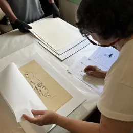 Noni Ostrower confere a lista de doações para o Palácio do Itamaraty, Brasília