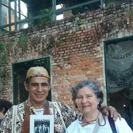 O cordelista Santini e Noni Ostrower, no Parque das Ruinas, em Santa Teresa, Rio