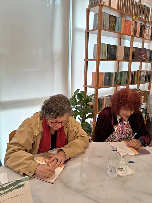 Noni Ostrower e Roseana Murray autografam os livros