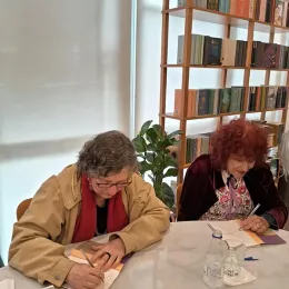 Noni Ostrower e Roseana Murray autografam os livros